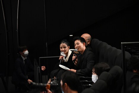 ゲームに負け、客席からステージを見守る竜星涼（手前）と嵐莉菜（奥）