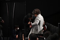 小澤征悦のパンツの色を確認する竜星涼