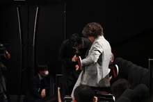 小澤征悦のパンツの色を確認する竜星涼