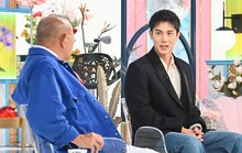 「A-Studio+」より、中川大志（奥）と笑福亭鶴瓶（手前）。