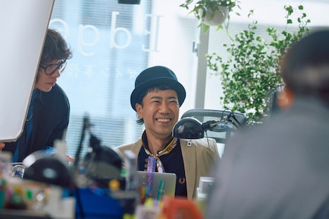 「チャチャ」より、藤井隆が演じる社長