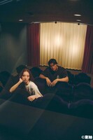 左から宮原華音、佳久創