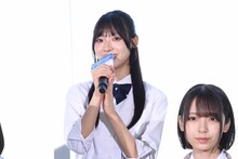 宮地すみれ（中央）