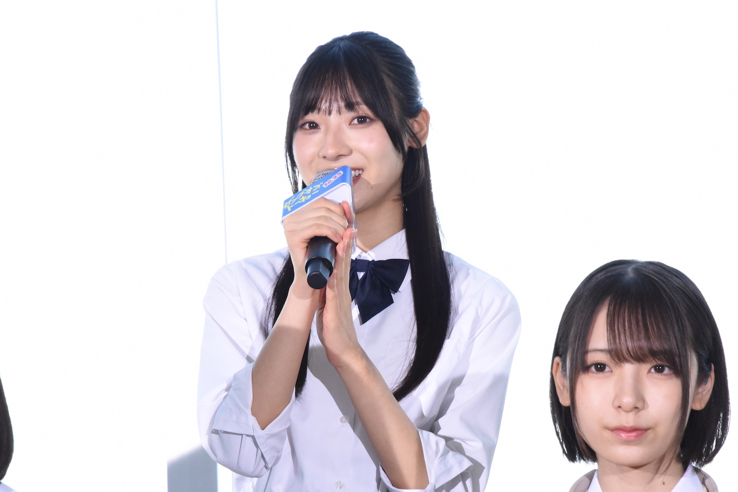 宮地すみれ（中央）