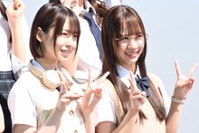 左から渡辺莉奈、石塚瑶季