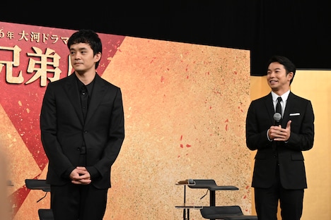 左から池松壮亮、仲野太賀。