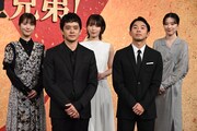 手前左から池松壮亮、仲野太賀、奥左から浜辺美波、吉岡里帆、永野芽郁
