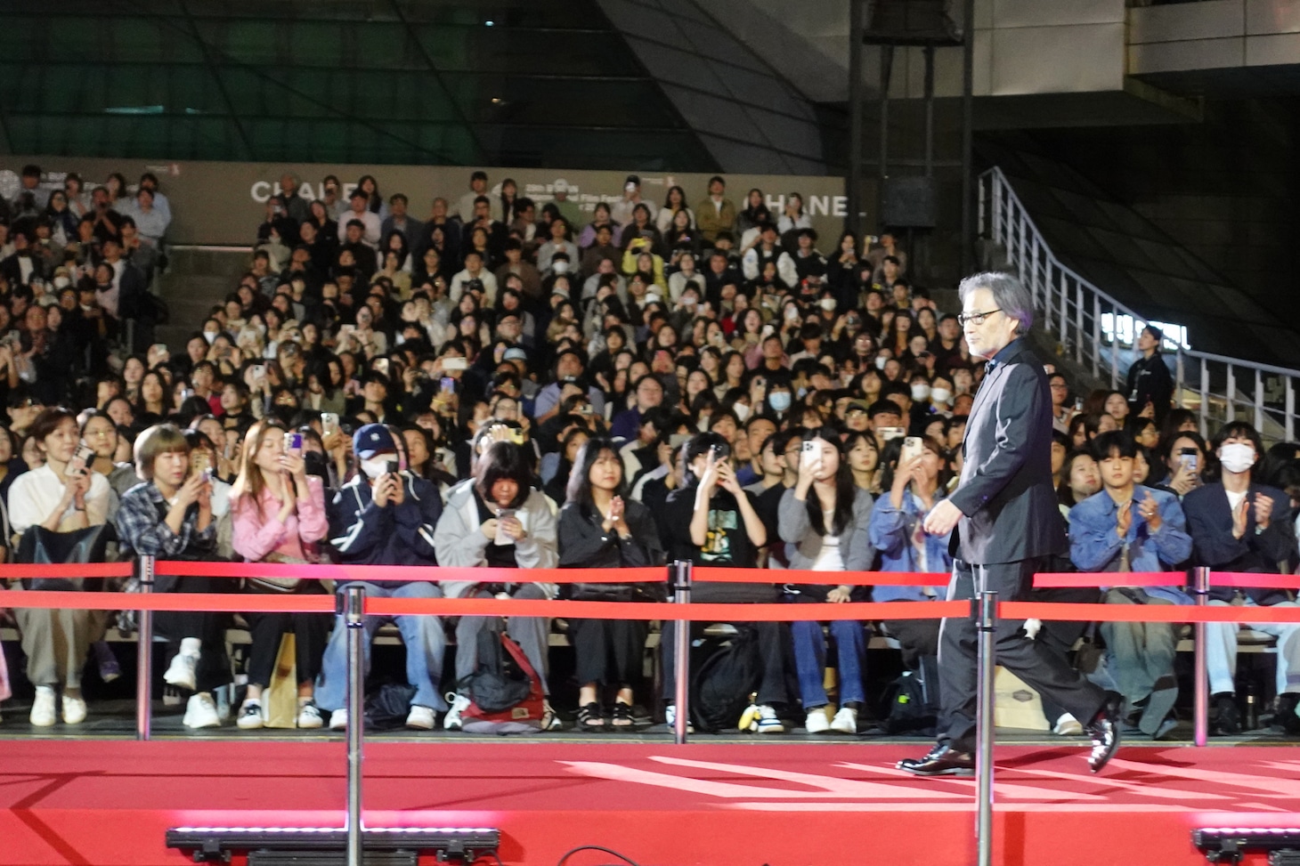 第29回釜山国際映画祭でアジアン・フィルム・メーカー・オブ・ザ・イヤー賞を受賞した黒沢清