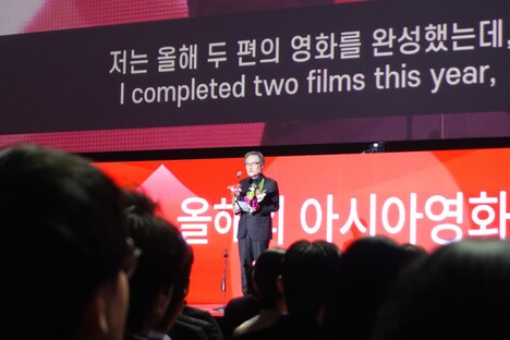 第29回釜山国際映画祭でスピーチする黒沢清
