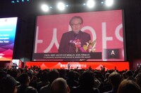 第29回釜山国際映画祭でスピーチする黒沢清