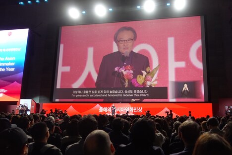 第29回釜山国際映画祭でスピーチする黒沢清