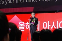 第29回釜山国際映画祭でスピーチする黒沢清