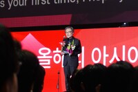 第29回釜山国際映画祭でスピーチする黒沢清