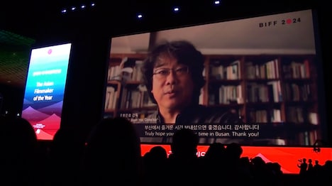 ポン・ジュノのメッセージビデオが上映される様子