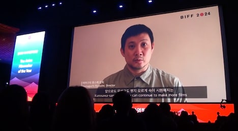 濱口竜介のメッセージビデオが上映される様子