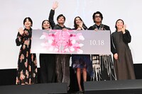 「徒花-ADABANA-」舞台挨拶の様子。左から斉藤由貴、三浦透子、井浦新、水原希子、永瀬正敏、甲斐さやか