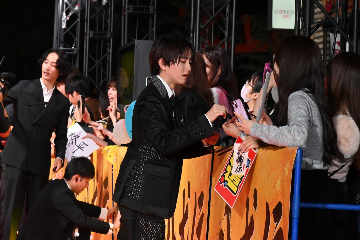 ファンサービスに応じる板垣李光人