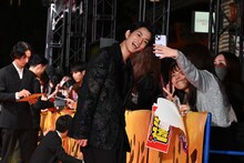 ファンサービスに応じる渡邊圭祐