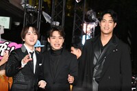 左から板垣李光人、松岡広大、佳久創