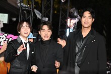 左から板垣李光人、松岡広大、佳久創