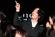 空を指差す上杉柊平