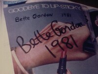 「エニバディズ・ウーマン」場面写真