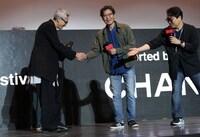 松重豊（左）、ユ・ジェミョン（中央）