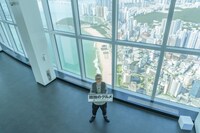 「釜山 X the sky」を訪れた松重豊