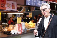 海雲台市場で食べ歩く松重豊
