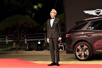 第29回釜山国際映画祭オープニングセレモニーのレッドカーペットイベントに登場した松重豊