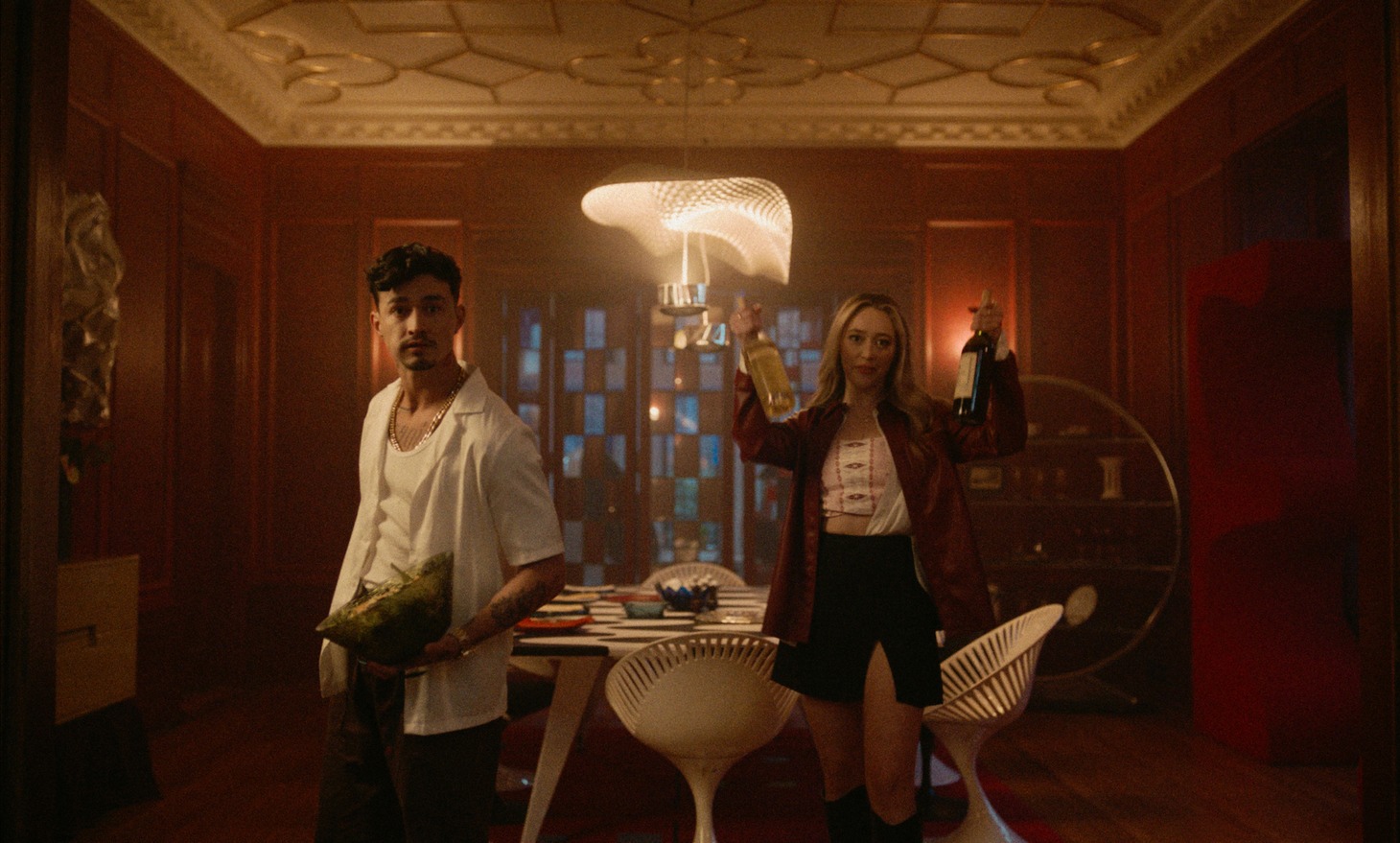 「ワッツ・インサイド」場面写真