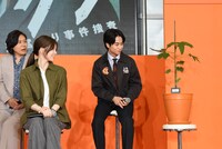 これから育てていくオクラの苗を見るキャスト陣