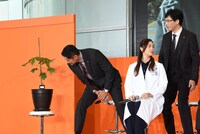 これから育てていくオクラの苗を見るキャスト陣