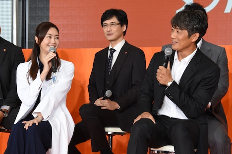 初共演を喜ぶ観月ありさ（左）と反町隆史（右）