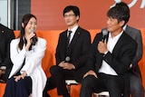 初共演を喜ぶ観月ありさ(左)と反町隆史(右)