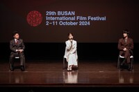 左から黒崎博、有村架純、坂口健太郎