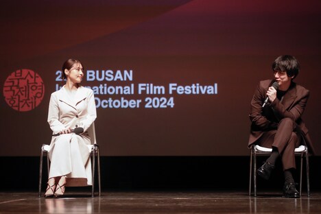 左から有村架純、坂口健太郎