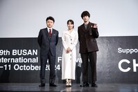 左から黒崎博、有村架純、坂口健太郎