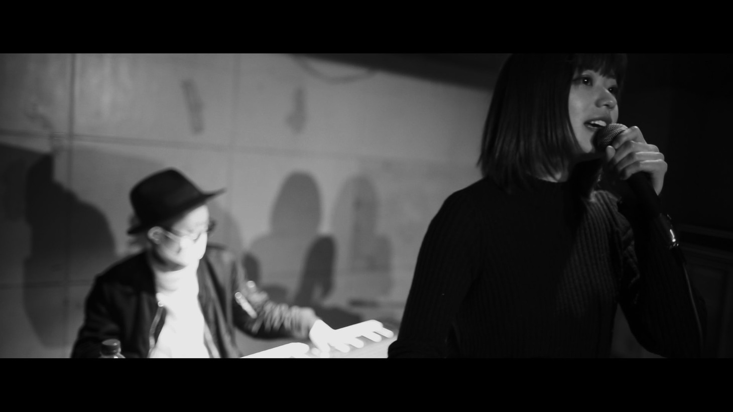 映画「愛の茶番 It Must Be Love」場面写真