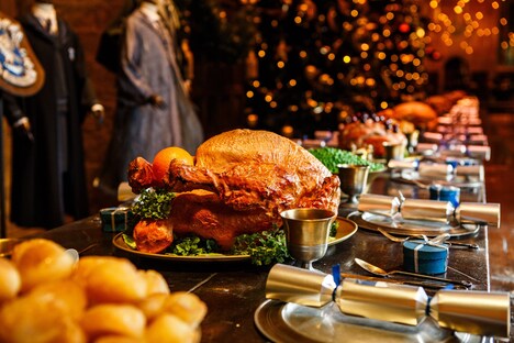 「ホグワーツ・イン・ザ・スノー」より、大広間の長机 Warner Bros. Studio Tour London – The Making of Harry Potter.