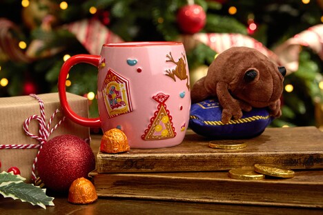 「ジンジャーブレッド・クリスマス」より、ハニーデュークス マグカップ 蛙チョコレートぬいぐるみ セット（税込2500円）‘Wizarding World’ and all related names, characters and indicia are trademarks of and (c)
Warner Bros. Entertainment Inc. – Wizarding World publishing rights (c) J.K. Rowling.