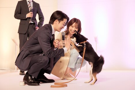 黒澤アキラ(右)とハイタッチする菊池風磨(左)