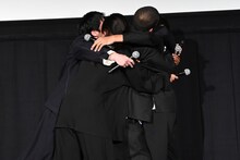 強く抱き合う空音央とキャストたち