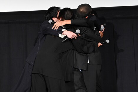 強く抱き合う空音央とキャストたち