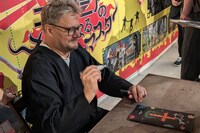 パンフレット購入者を対象に即席のサイン会を行ったライナル・サルネット