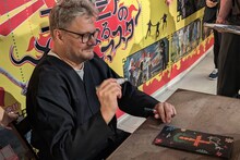 パンフレット購入者を対象に即席のサイン会を行ったライナル・サルネット