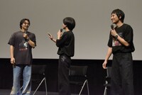 磯村勇斗（左）の「佐々木を演じました磯村勇斗です」というボケに、驚きながらもツッコむ三河悠冴（中央）と藤原季節（右）