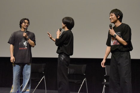 磯村勇斗（左）の「佐々木を演じました磯村勇斗です」というボケに、驚きながらもツッコむ三河悠冴（中央）と藤原季節（右）