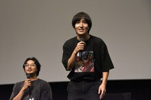 司会者に立候補し、場を回し始める三河悠冴（右）