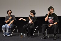 軽妙なトークで場を回す三河悠冴（中央）